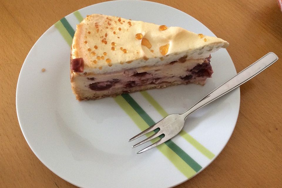 Beeren-Käsekuchen mit Baiserhaube