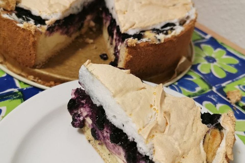 Beeren-Käsekuchen mit Baiserhaube