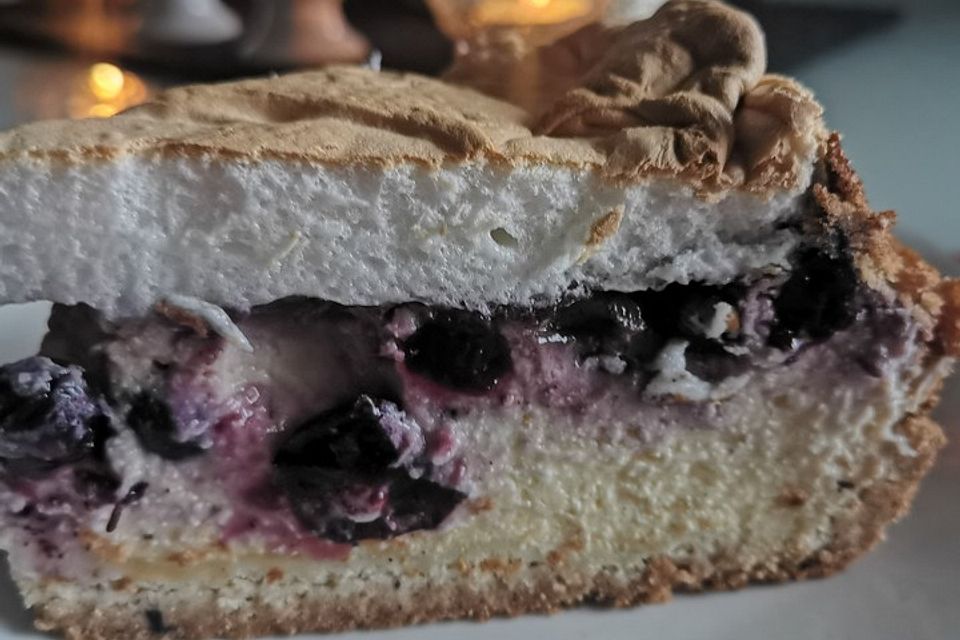 Beeren-Käsekuchen mit Baiserhaube