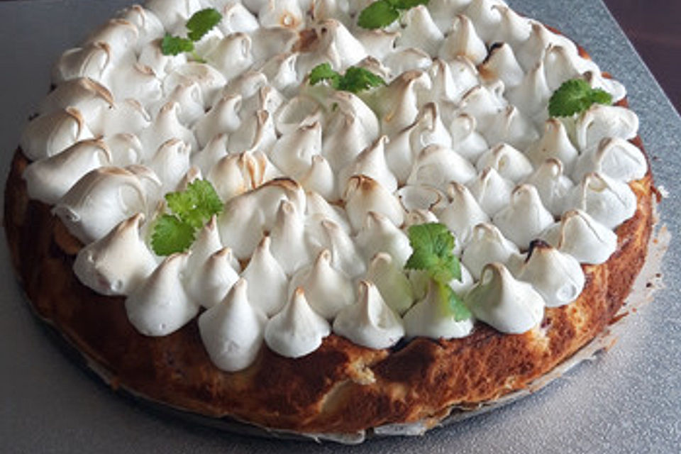 Beeren-Käsekuchen mit Baiserhaube