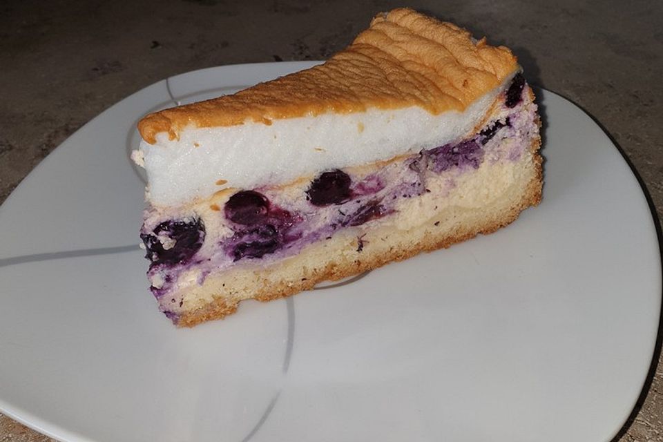 Beeren-Käsekuchen mit Baiserhaube