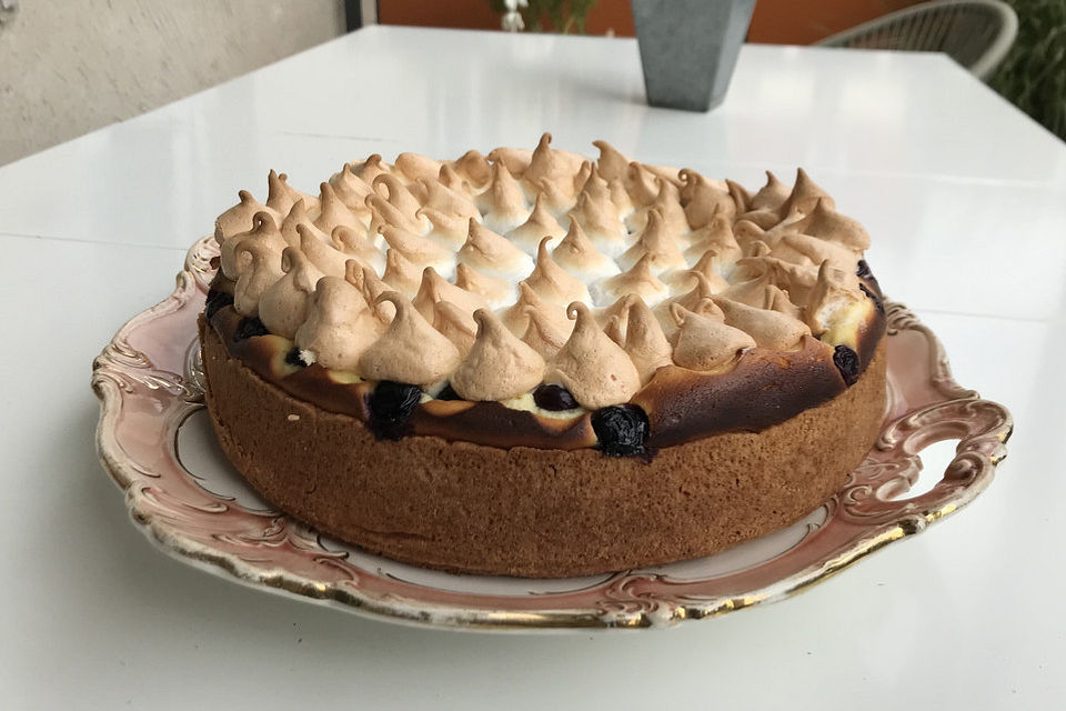 Beeren-Käsekuchen mit Baiserhaube