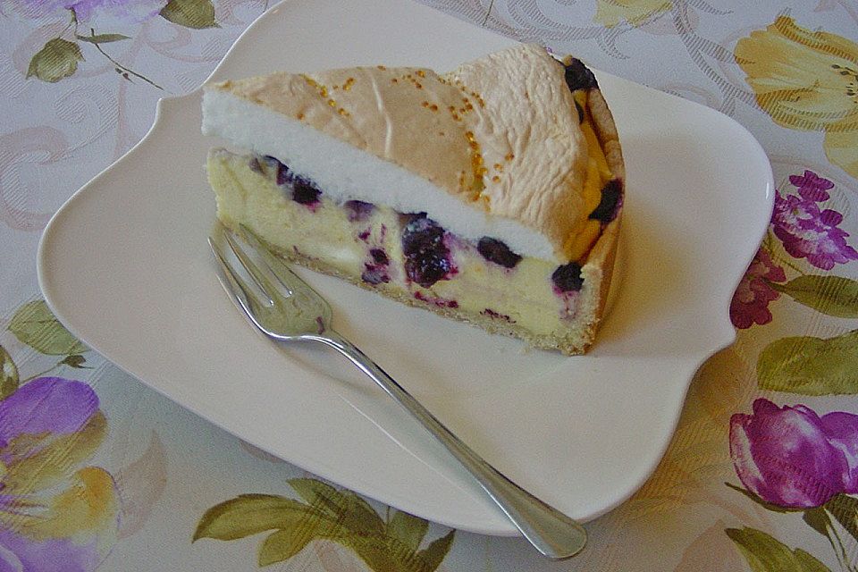 Beeren-Käsekuchen mit Baiserhaube