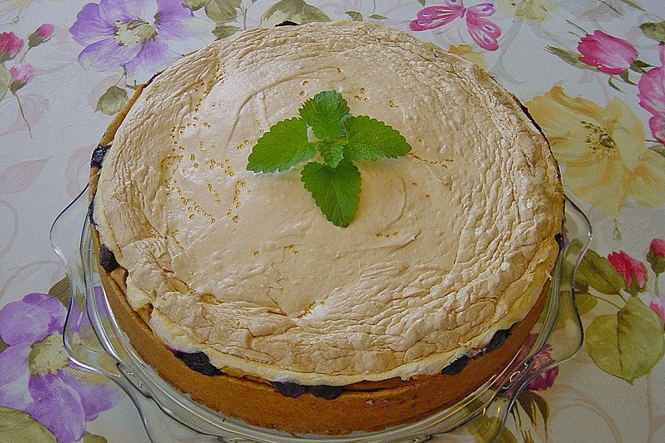 Beeren-Käsekuchen mit Baiserhaube