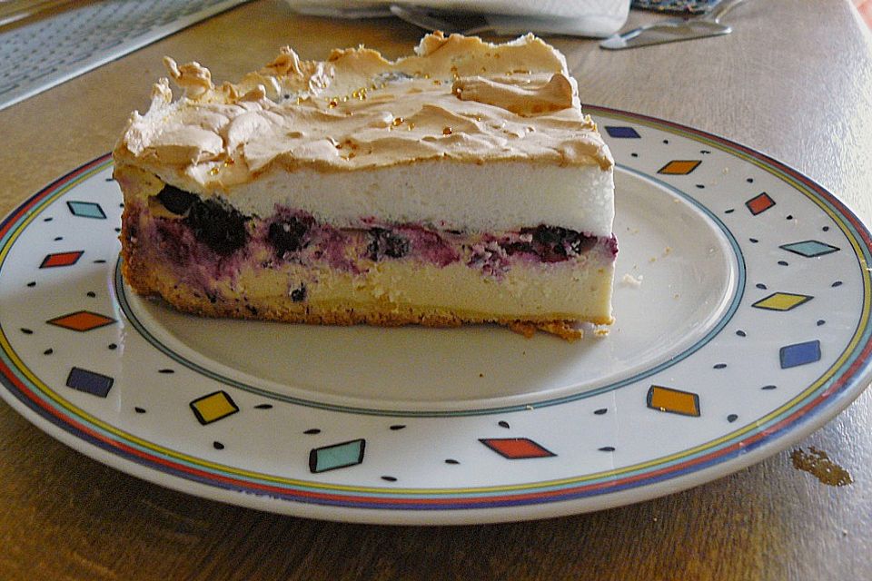 Beeren-Käsekuchen mit Baiserhaube