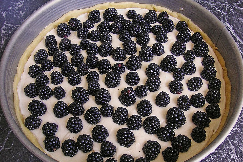 Beeren-Käsekuchen mit Baiserhaube