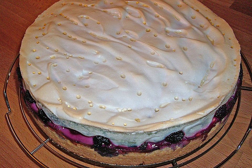 Beeren-Käsekuchen mit Baiserhaube