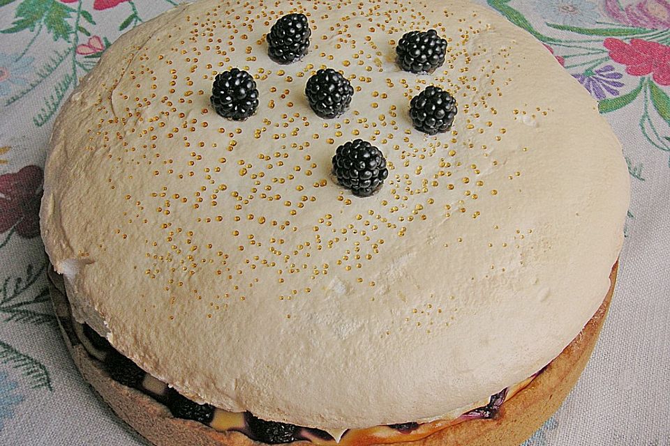 Beeren-Käsekuchen mit Baiserhaube