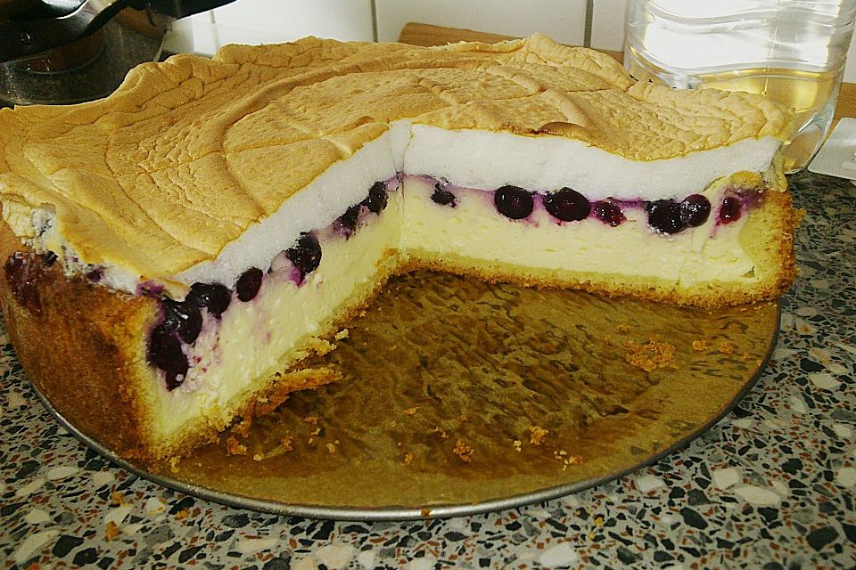 Beeren-Käsekuchen mit Baiserhaube