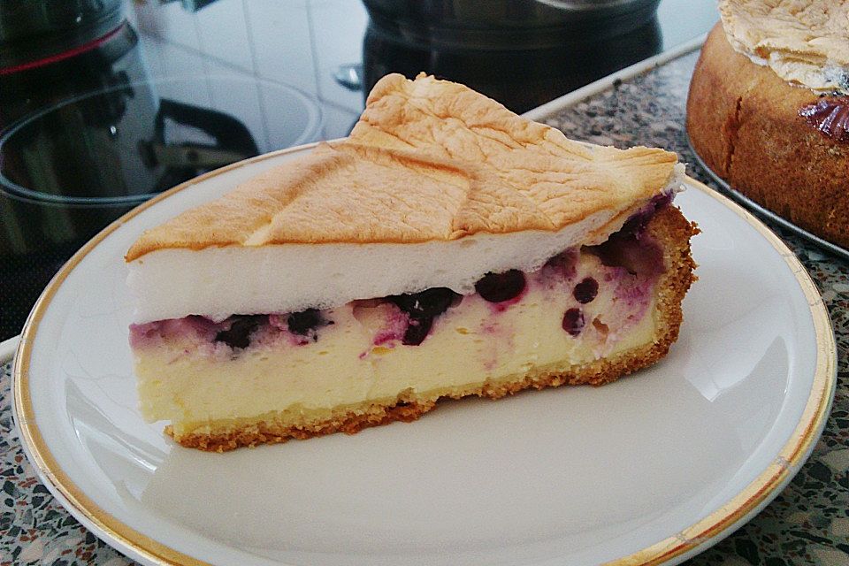 Beeren-Käsekuchen mit Baiserhaube