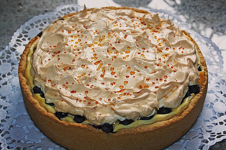 Beeren-Käsekuchen mit Baiserhaube