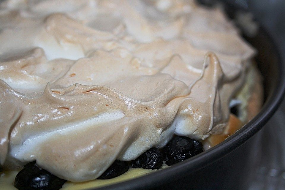 Beeren-Käsekuchen mit Baiserhaube