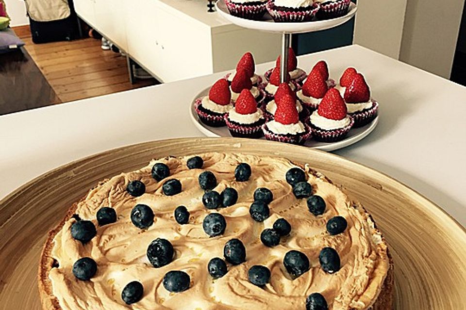 Beeren-Käsekuchen mit Baiserhaube