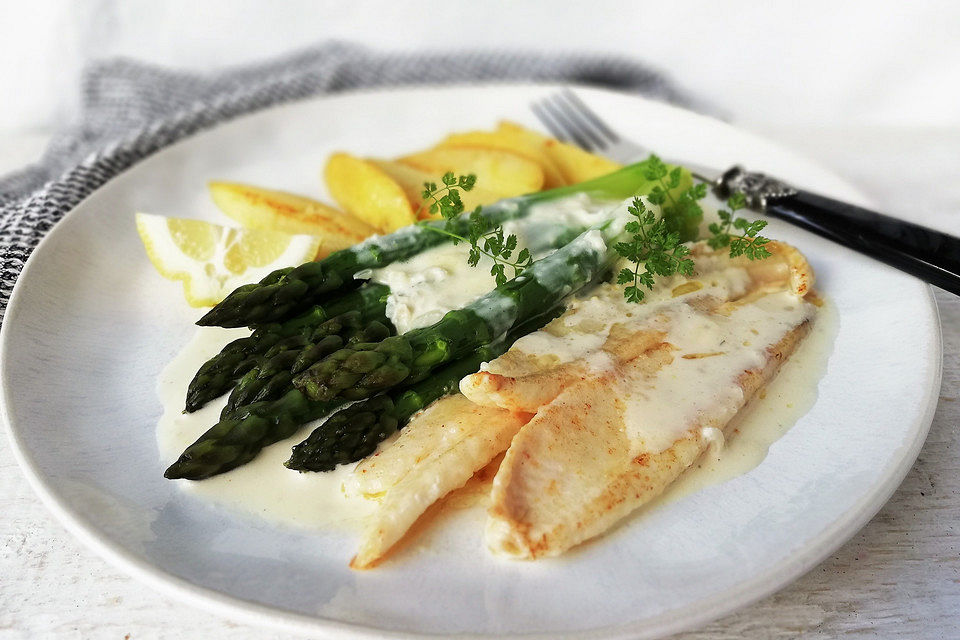 Seezunge an Weißwein-Zitronensauce mit grünem Spargel und Bratkartoffelvierteln