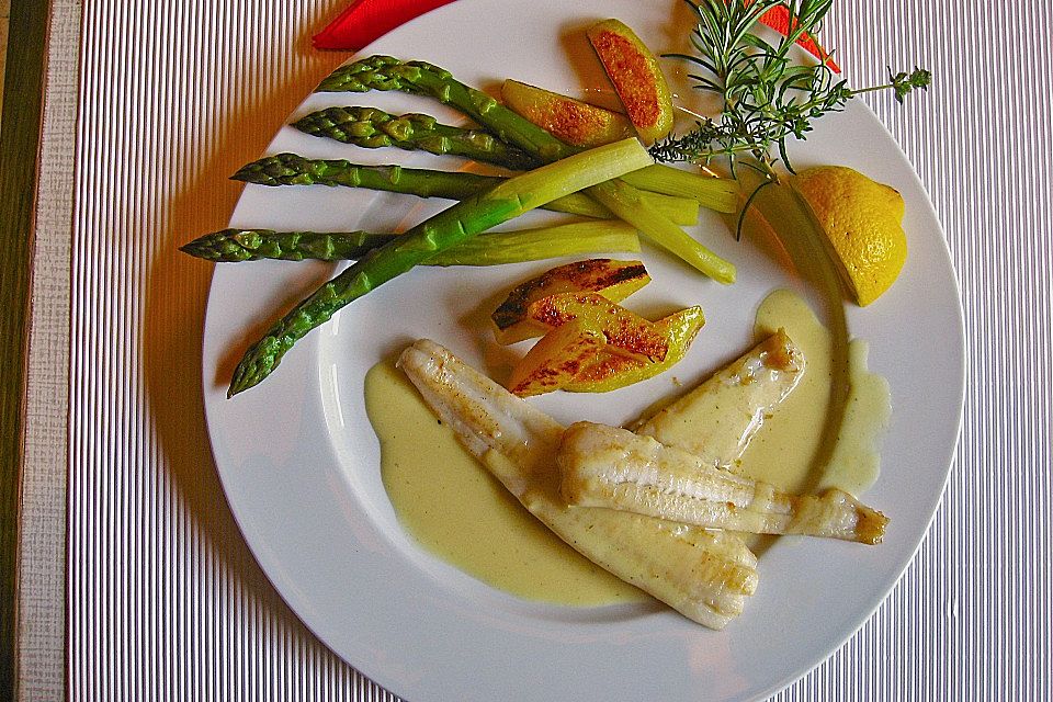 Seezunge an Weißwein-Zitronensauce mit grünem Spargel und Bratkartoffelvierteln