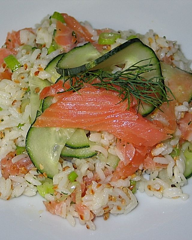 Reissalat mit Gurken und Räucherlachs