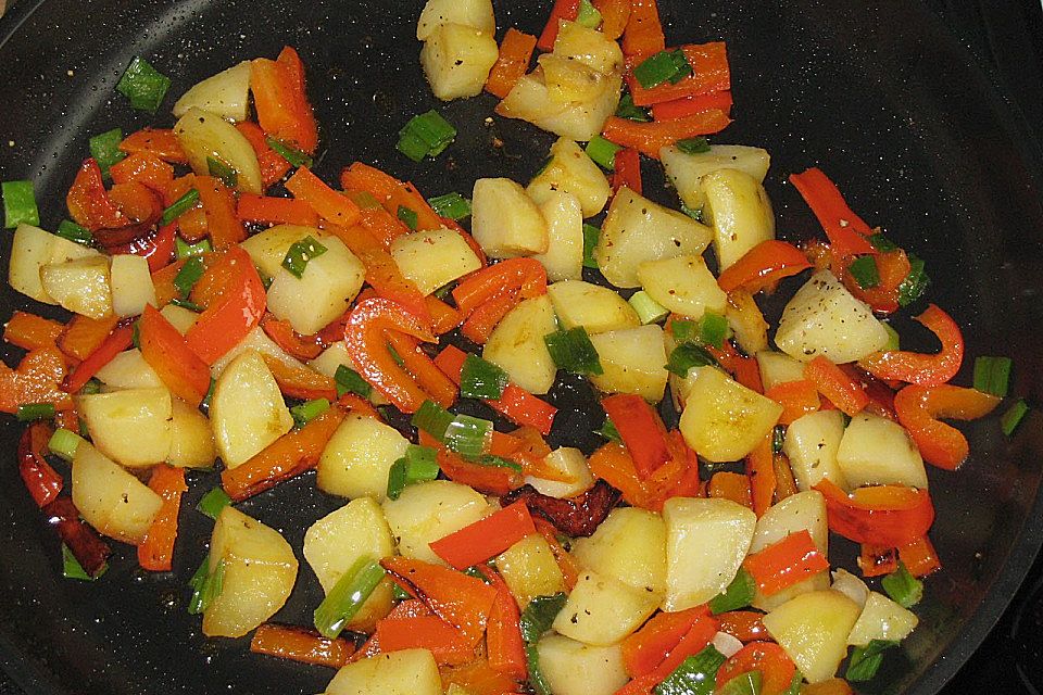 Kartoffelpfanne mit Paprika und Schafskäse