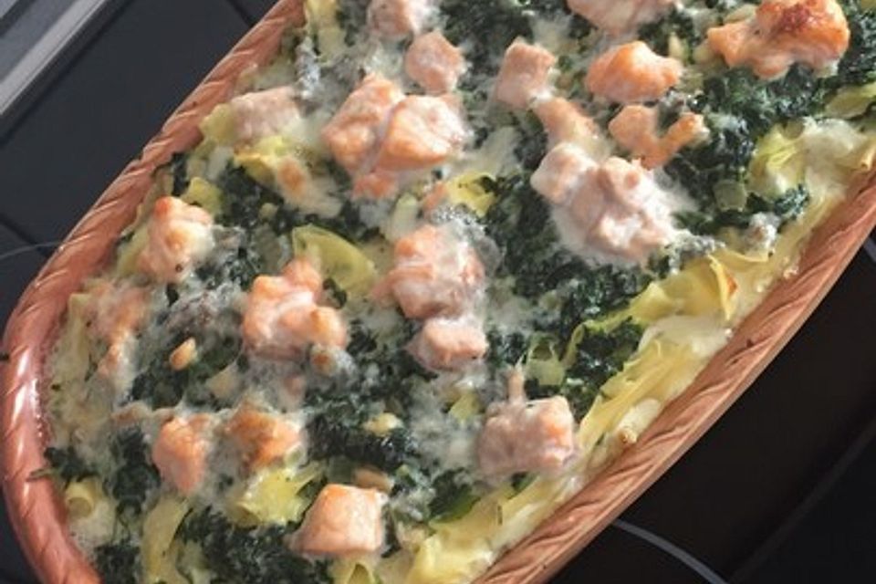 Bandnudeln, Spinat und Lachs treffen Gorgonzola und grünen Pfeffer in einer Sahne - Sauce