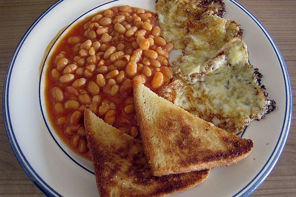 Gebratener Mozzarella mit Baked Beans und Buttertoast