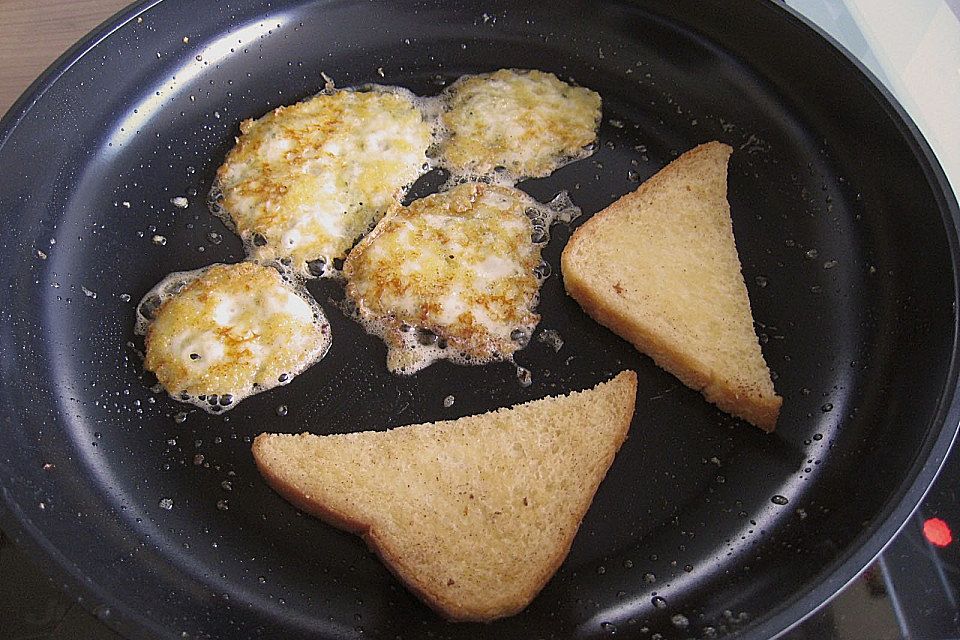 Gebratener Mozzarella mit Baked Beans und Buttertoast