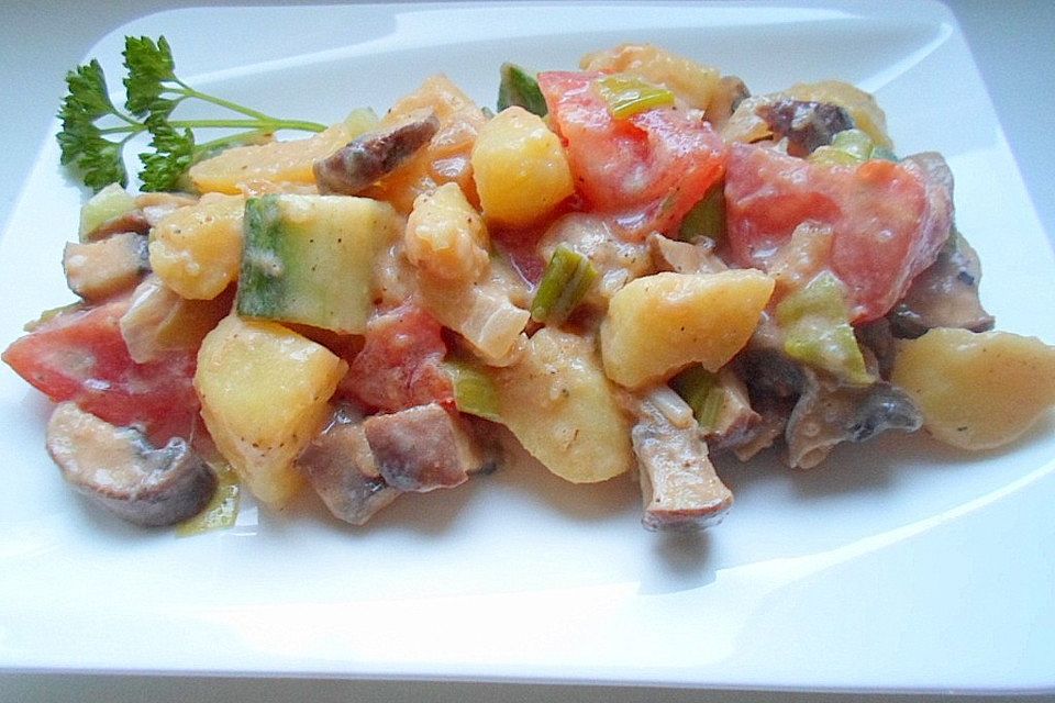 Kartoffelsalat mit Zwiebeln und Champignons