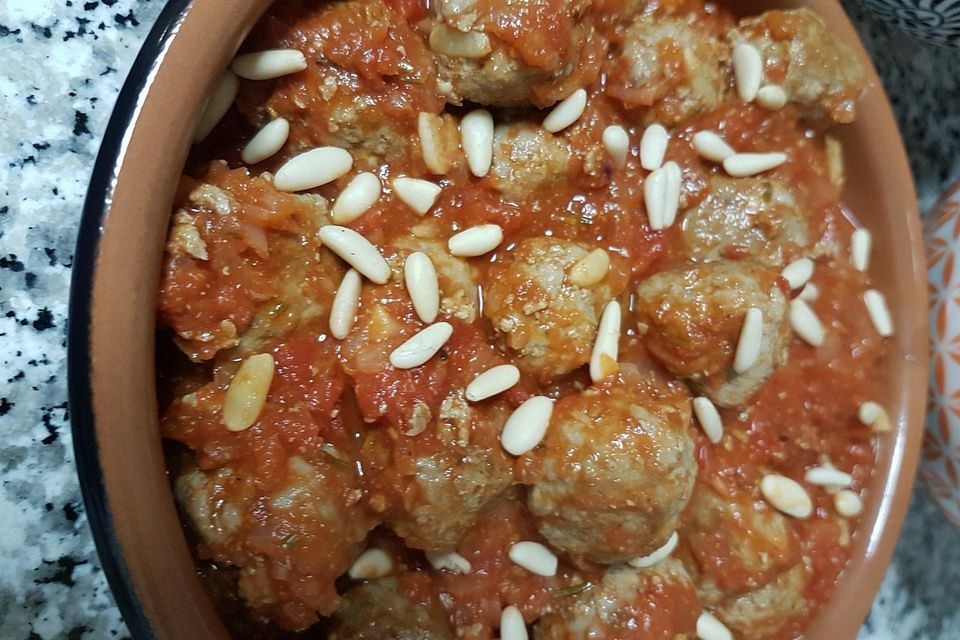 Albondigas in Tomatensauce