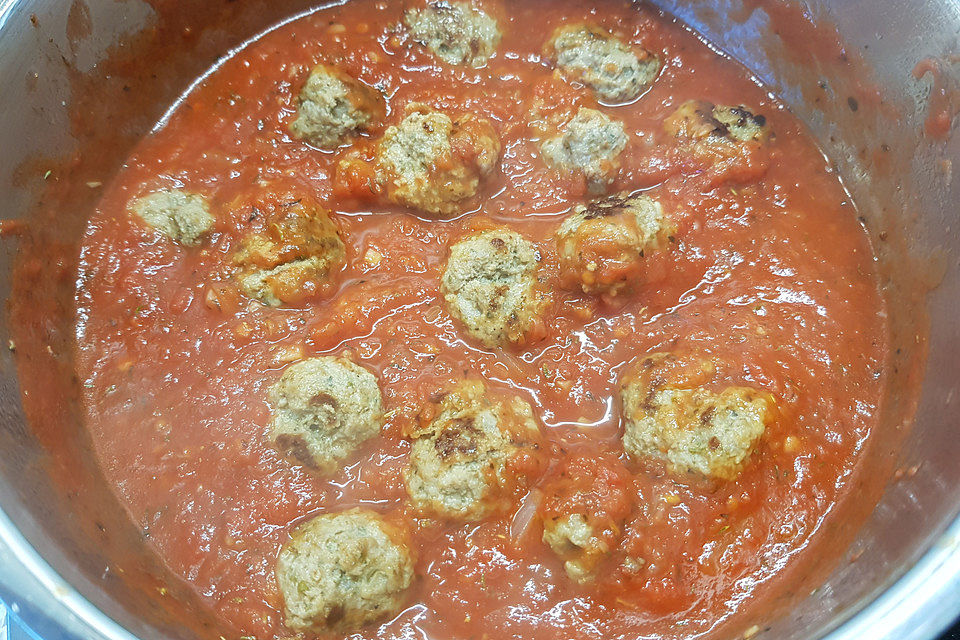 Albondigas in Tomatensauce