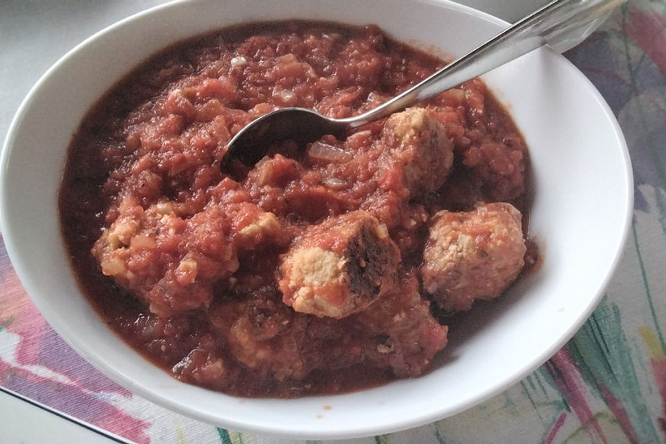 Albondigas in Tomatensauce