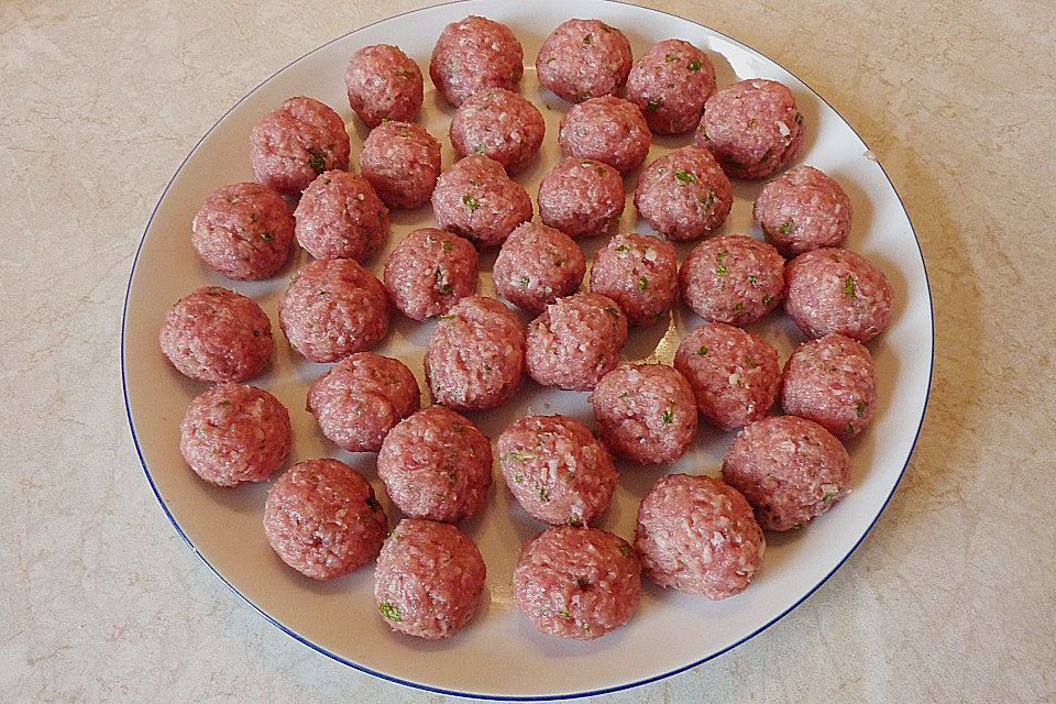 Albondigas in Tomatensauce