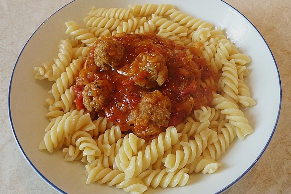 Albondigas in Tomatensauce