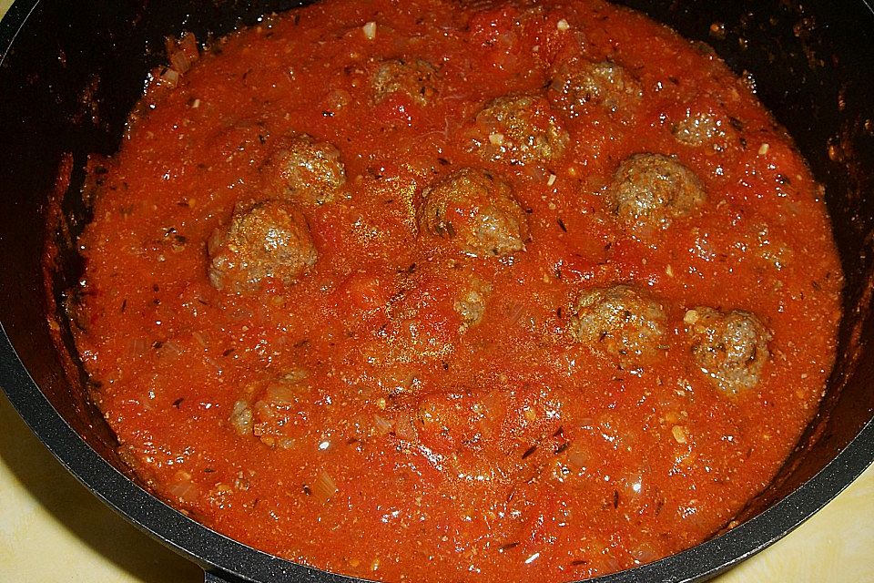 Albondigas in Tomatensauce