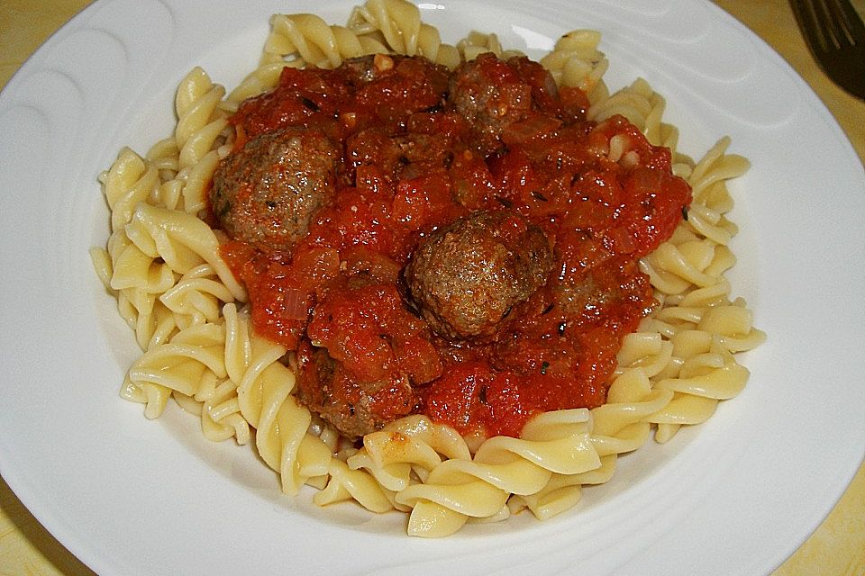 Albondigas in Tomatensauce