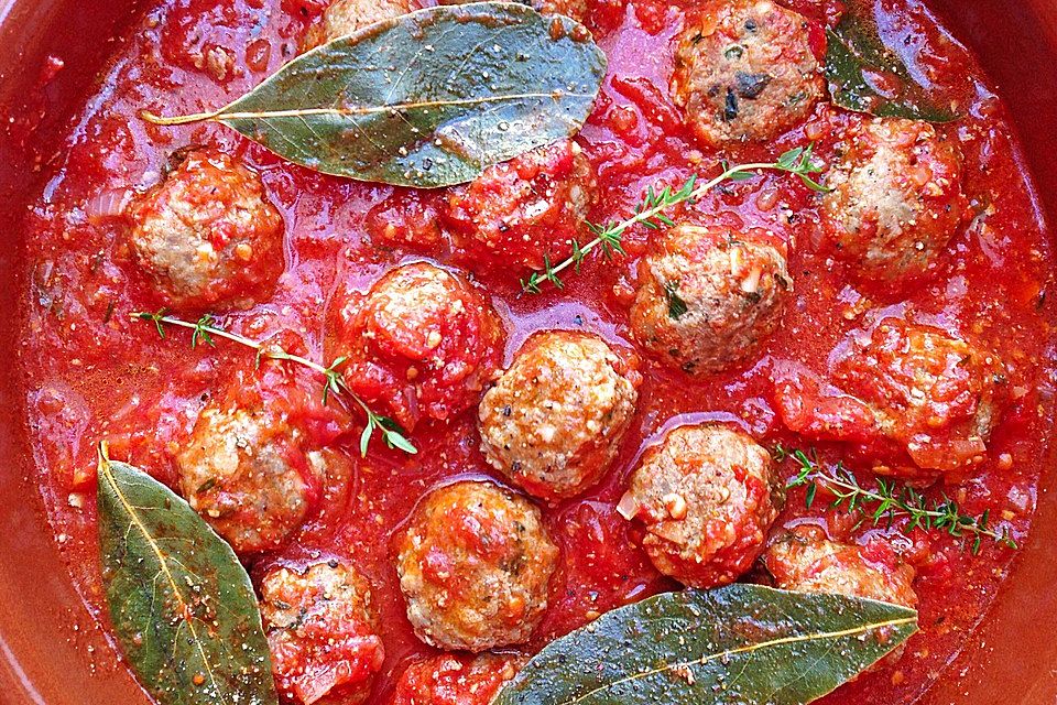 Albondigas in Tomatensauce