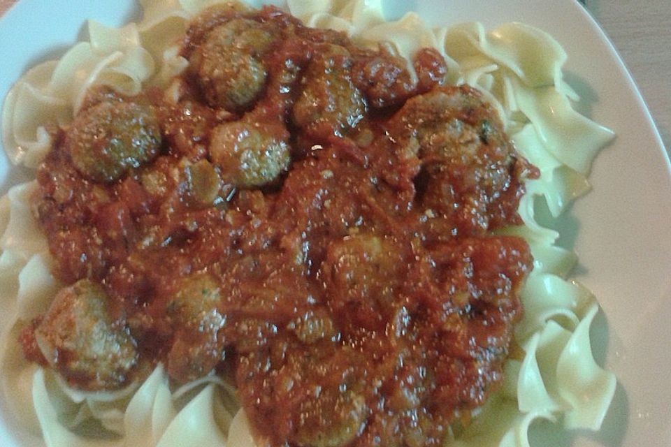 Albondigas in Tomatensauce