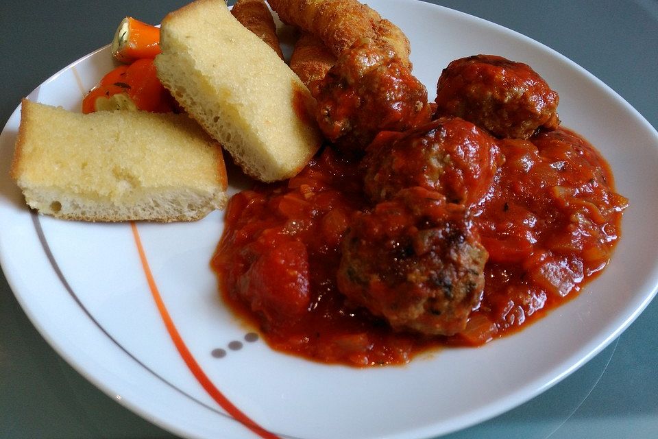 Albondigas in Tomatensauce