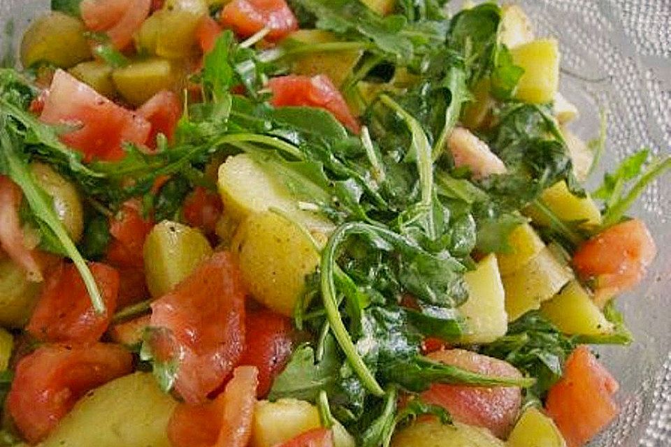 Kartoffelsalat mit Tomaten und Rucola