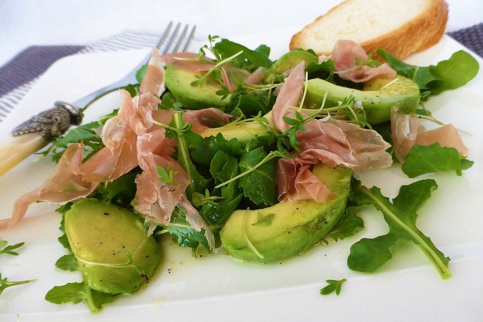 Avocados mit Vinaigrette, Rucola und Parmaschinken