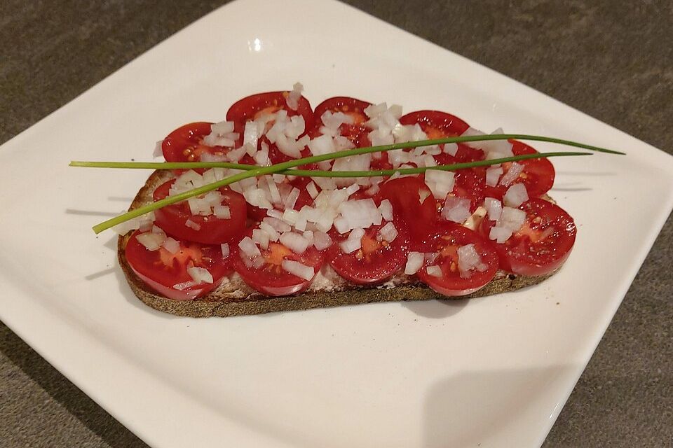 Roros Tomaten - Schmausebrot mit Zwiebeln und gestoßenem Pfeffer