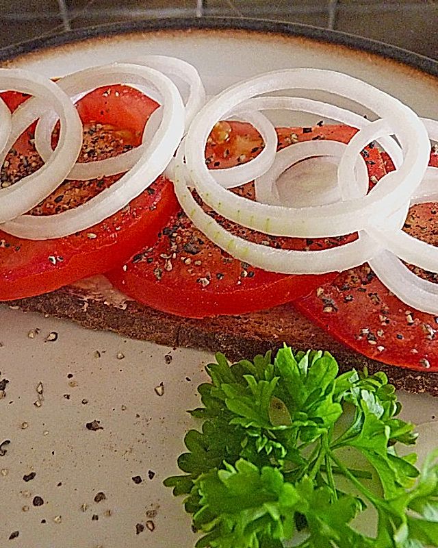 Roros Tomaten - Schmausebrot mit Zwiebeln und gestoßenem Pfeffer