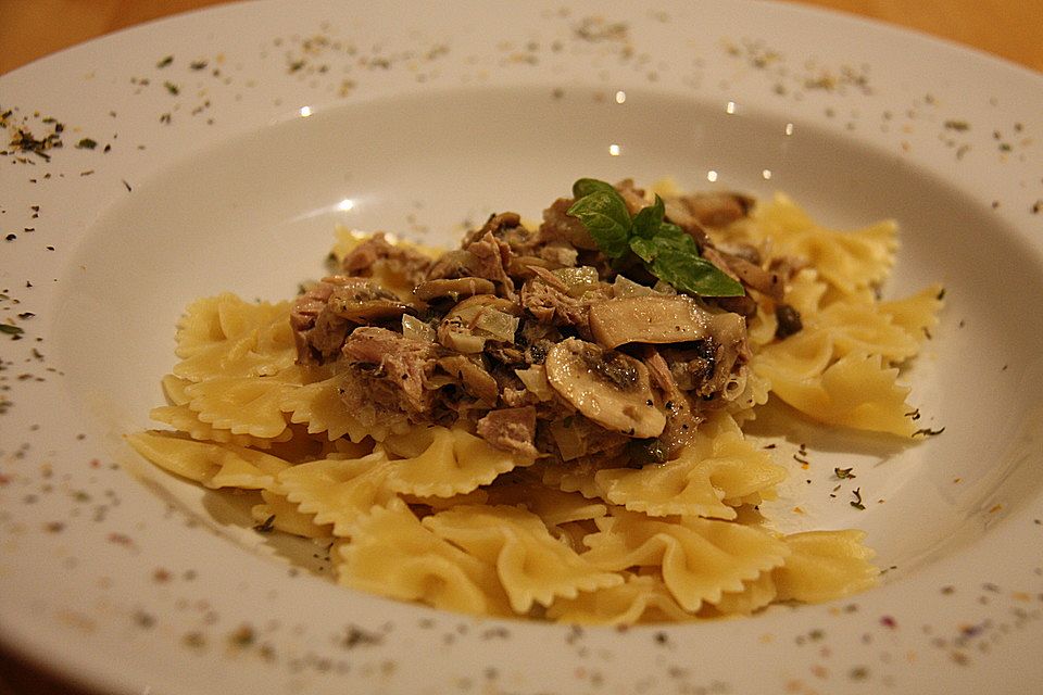 Pasta mit Thunfisch, Champignons und Kapern