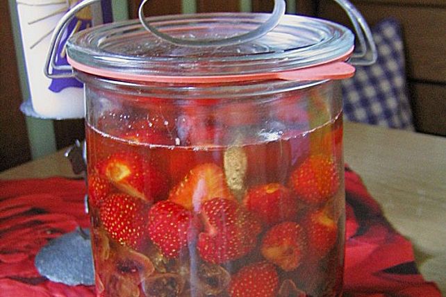 Erdbeerlikör mit Gewürzen von kleinehobbits| Chefkoch