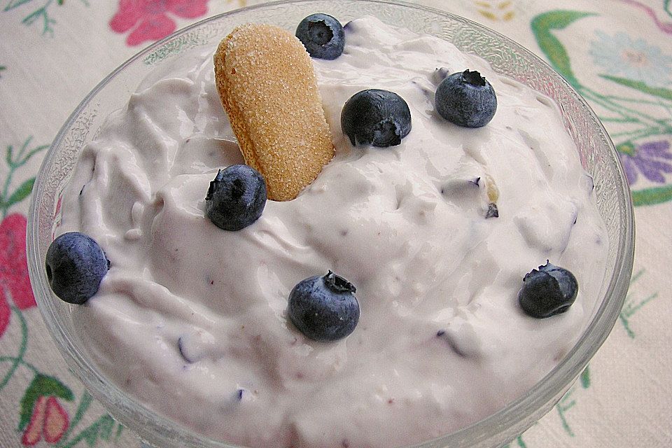 Heidelbeerdessert mit Biskotten