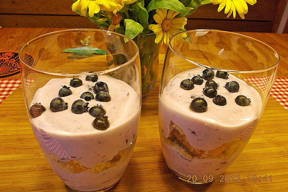 Heidelbeerdessert mit Biskotten