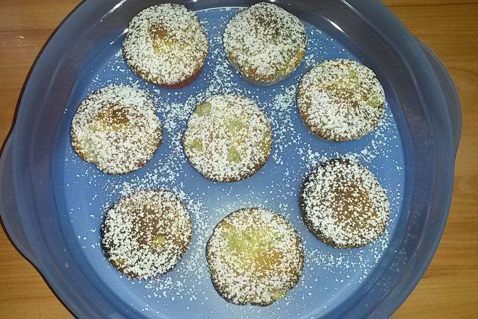 Rhabarbermuffins mit frischer Minze