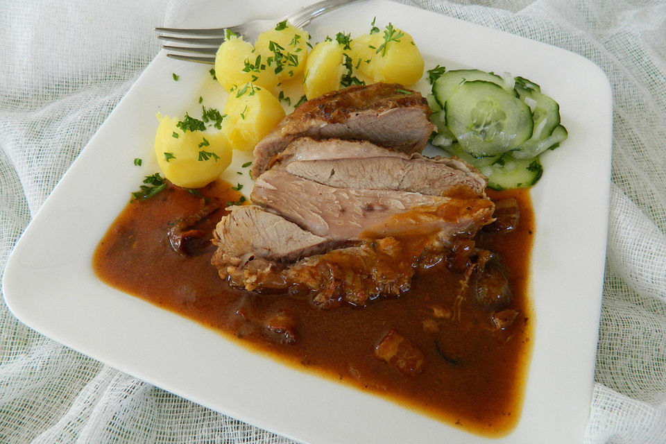 Putenoberkeule mit Speck und Zwiebeln