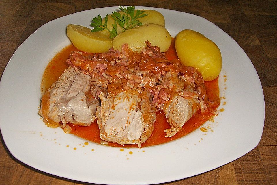 Putenoberkeule mit Speck und Zwiebeln