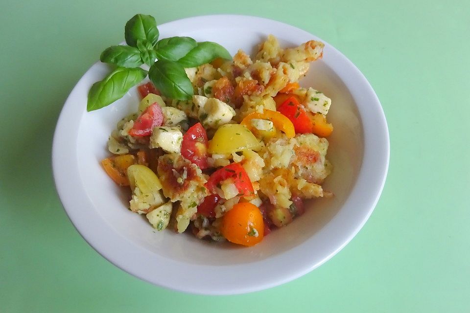 Grillsalat mit Tomaten und Kartoffelrösti