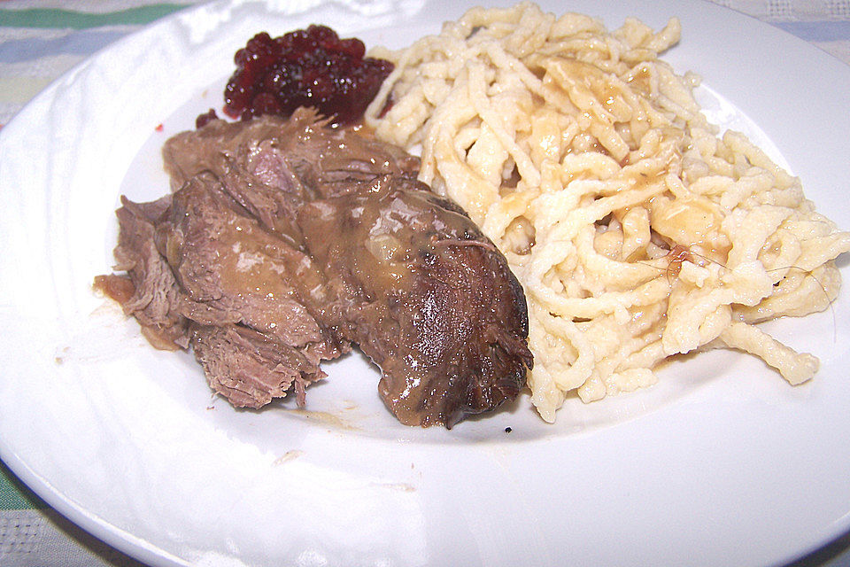 Rehbraten mit Spätzle und Preiselbeersauce