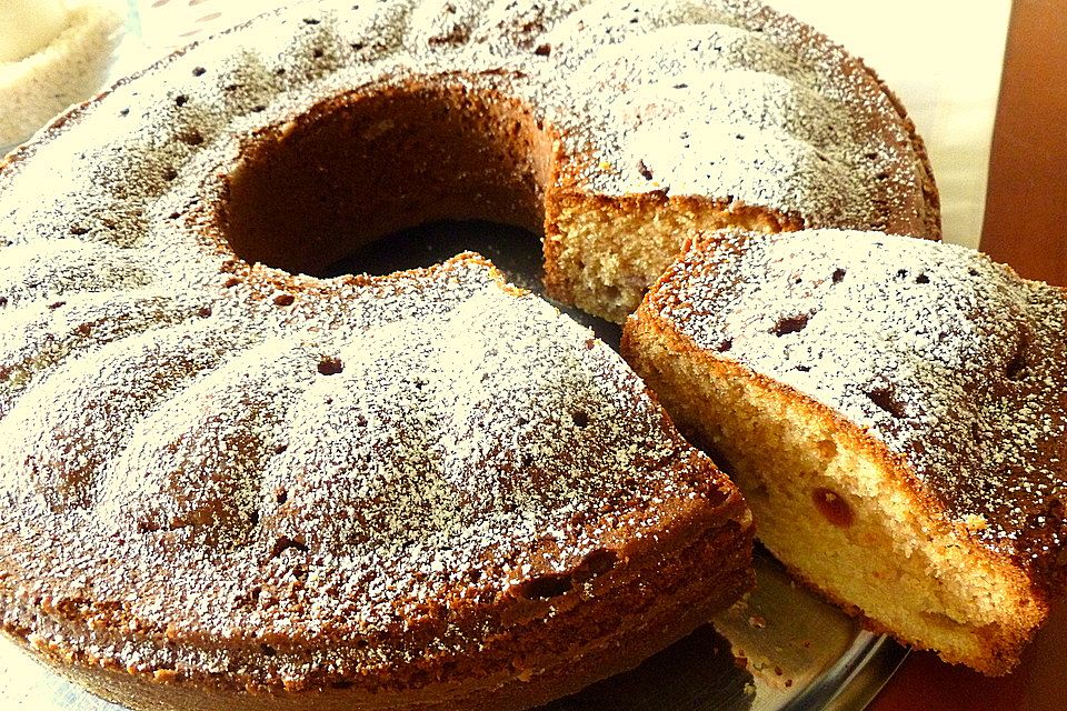 Kirsch - Gugelhupf mit Marzipan und Schokolade