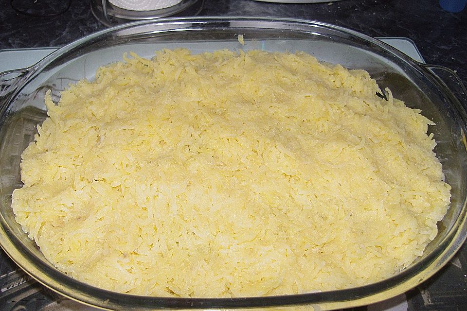 Buntes Putengeschnetzeltes unter einer Kartoffelhaube